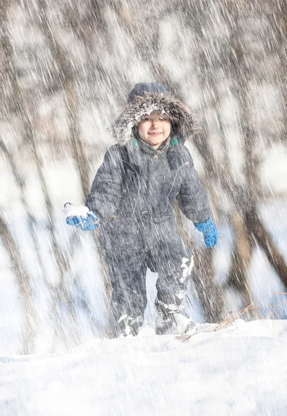 Schattige jongen in de winter park — Stockfoto