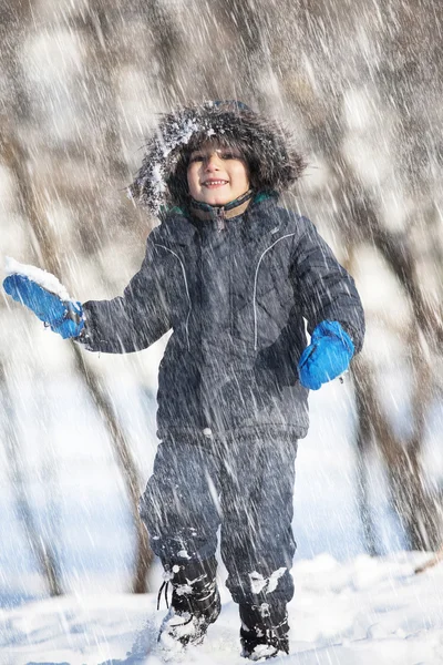 Carino ragazzo giocare con la neve — Foto Stock