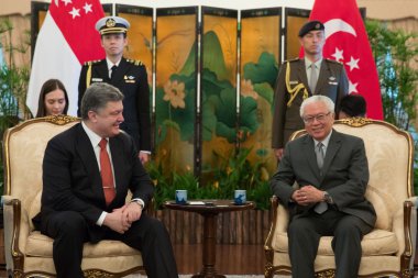 Ukrayna Petro Poroshenko ve Singapur başkanı başkanı