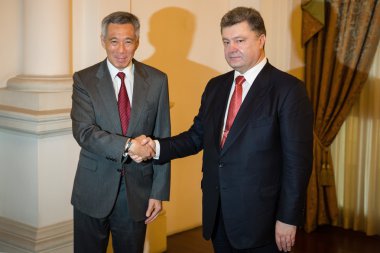 Ukrayna Petro Poroshenko ve Sing Başbakanı başkanı