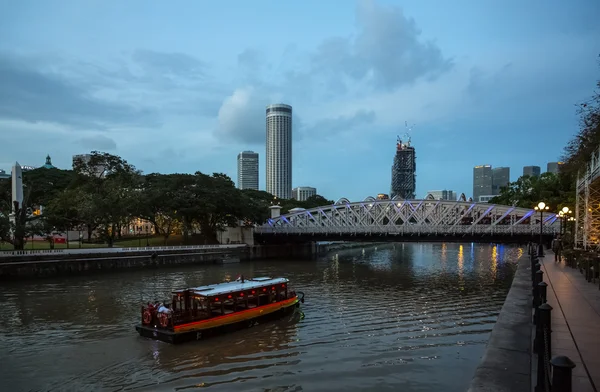 Evening view of the Singapore Rive — Stock Photo, Image
