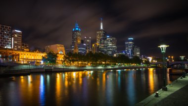 Melbourne silüeti alacakaranlıkta yarra Nehri.