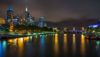 Melbourne silüeti alacakaranlıkta yarra Nehri.