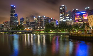 Melbourne silüeti alacakaranlıkta yarra Nehri.