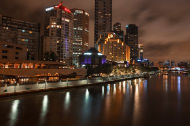 Melbourne silüeti alacakaranlıkta yarra Nehri.
