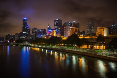 Melbourne silüeti alacakaranlıkta yarra Nehri.