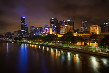 Melbourne silüeti alacakaranlıkta yarra Nehri.
