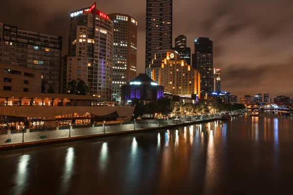 Melbourne skyline along the Yarra River at dusk. — Stock Photo, Image