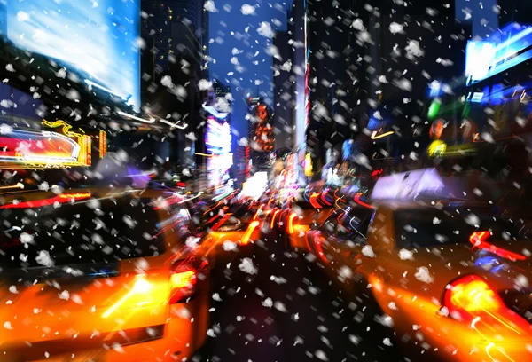 Χιονόπτωσης. Φωτισμός και το βράδυ τα φώτα της Νέας Υόρκης — Φωτογραφία Αρχείου