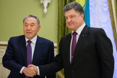 Nursultan Nazarbayev ve Petro Poroshenko