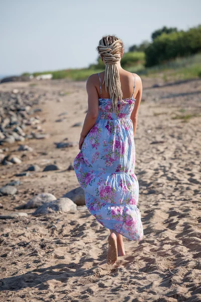 Mujer feliz con rastas en la naturaleza de fondo —  Fotos de Stock