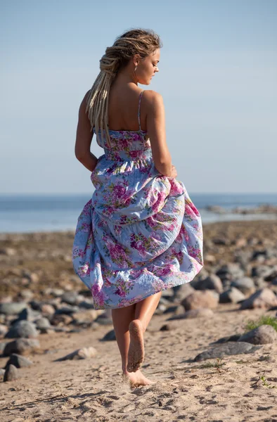 Donna felice con dreadlocks sullo sfondo della natura — Foto Stock