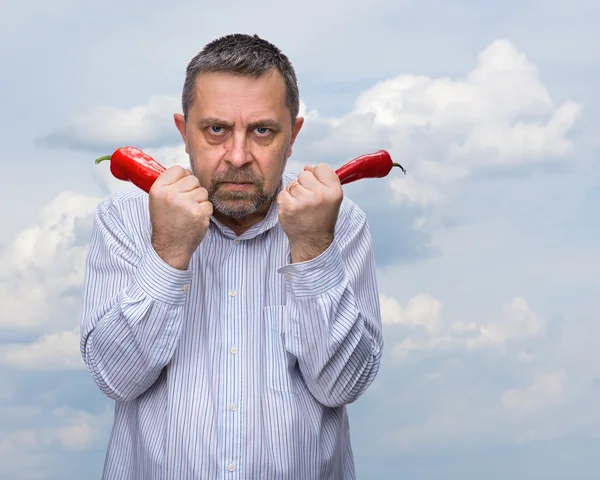 Um homem com uma pimenta vermelha — Fotografia de Stock