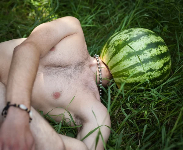 Menino com uma melancia em vez de cabeça — Fotografia de Stock