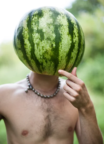 Junge mit Wassermelone statt Kopf — Stockfoto