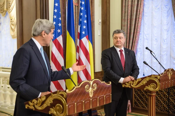 Petro Poroshenko e John Kerry — Fotografia de Stock