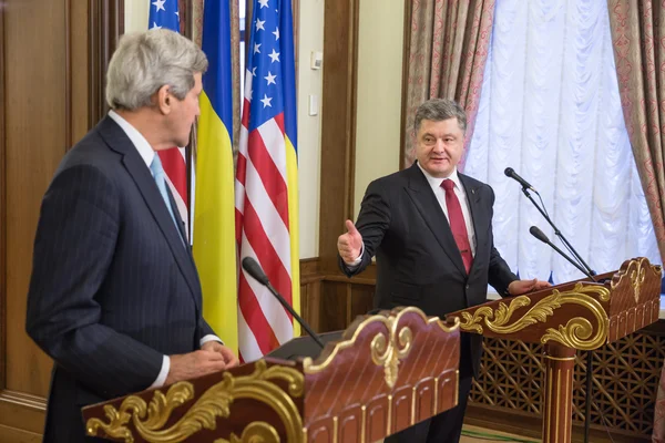 Petro Poroschenko und John Kerry — Stockfoto