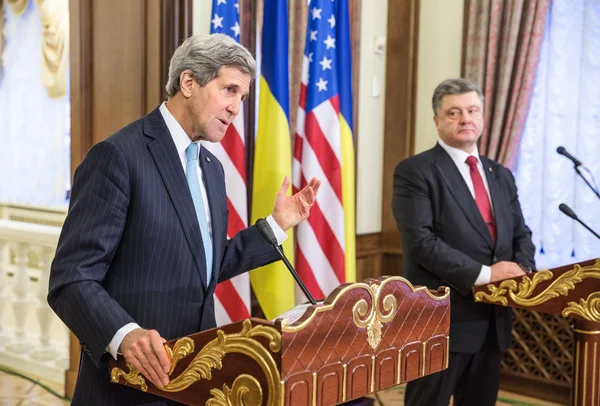 Petro Poroshenko and John Kerry — Stock Photo, Image