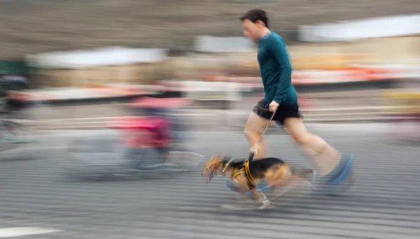 El hombre corre con su perro afuera. —  Fotos de Stock