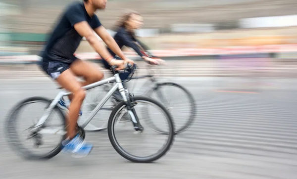 젊은 남자와 여 자가 거리에 자전거를 타고 — 스톡 사진