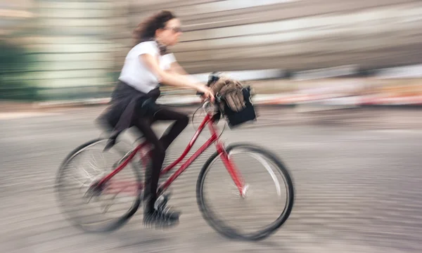Chica ciclista en el tráfico en la carretera de la ciudad — Foto de Stock