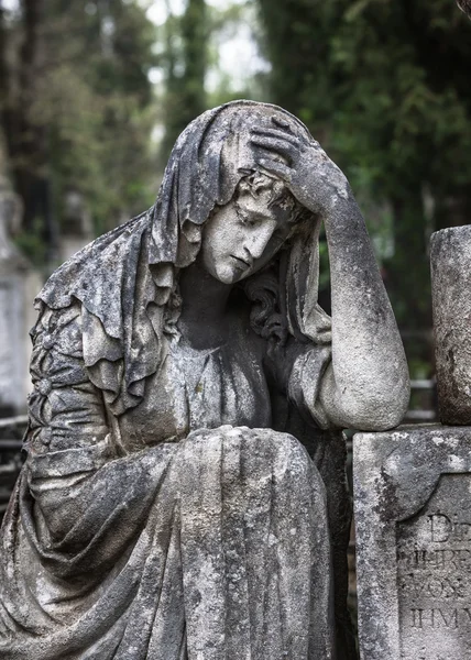 Статуя на могилі на старому кладовищі — стокове фото