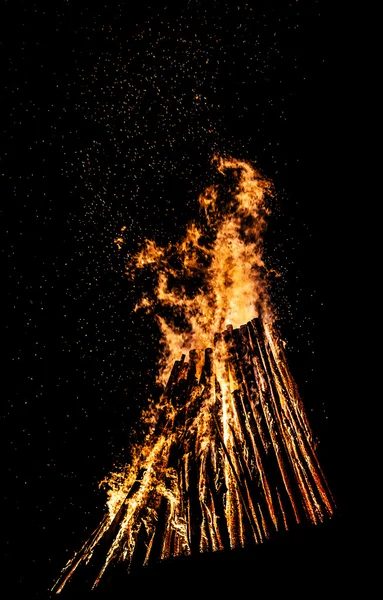 Großes Lagerfeuer in der Nacht — Stockfoto