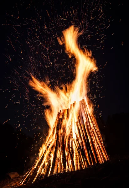 Geceleri büyük şenlik ateşi — Stok fotoğraf