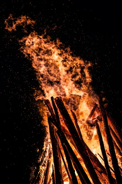 Geceleri büyük şenlik ateşi — Stok fotoğraf