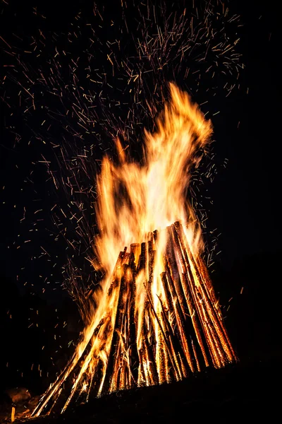 Grande fogueira à noite — Fotografia de Stock