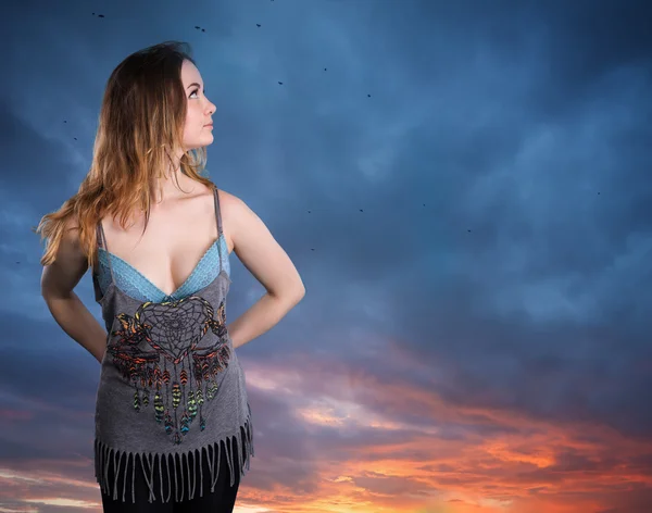 Jonge vrouw op zonsondergang backgroung — Stockfoto