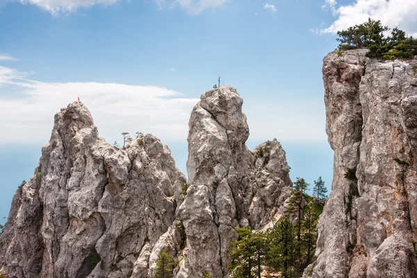 Alto rocas Ai-Petri de las montañas de Crimea . — Foto de Stock