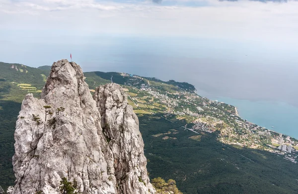 Alto rocas Ai-Petri de las montañas de Crimea — Foto de Stock