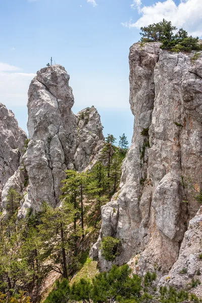 Alto rocas Ai-Petri de las montañas de Crimea — Foto de Stock