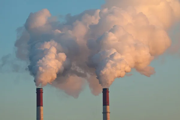 Två rör förorenar luften — Stockfoto