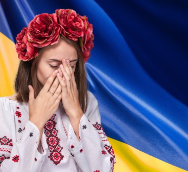 Ukrayna Milli takım elbiseli genç kız