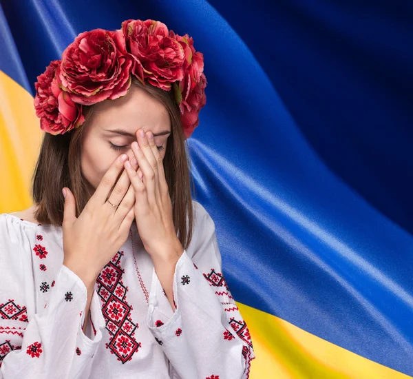 Junges Mädchen im ukrainischen Nationalanzug — Stockfoto