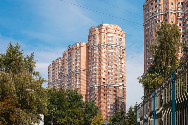Edificio residencial moderno típico en Kiev — Foto de Stock