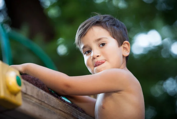 Junge spielt auf dem Spielplatz — Stockfoto