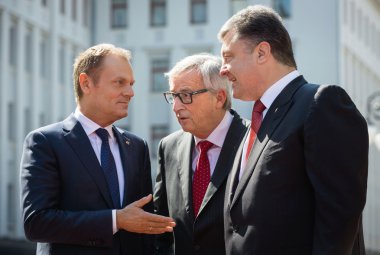 Donald Tusk, Jean-Claude Juncker ve Petro Poroshenko
