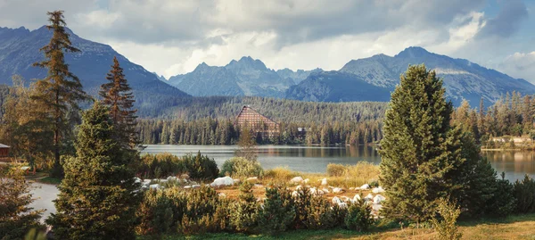 Lago de montaña en Parque Nacional High Tatra — Foto de Stock