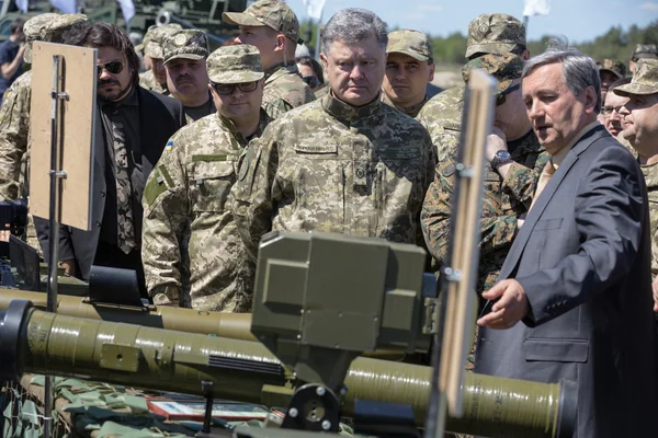 President van Oekraïne Petro Poroshenko in het midden van de opleiding van — Stockfoto