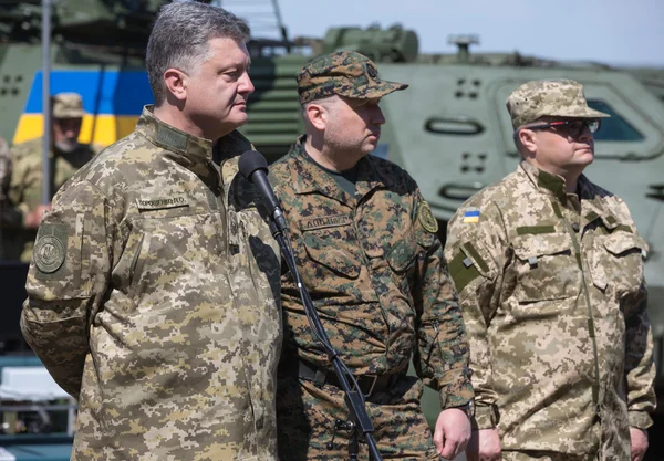 President van Oekraïne Petro Poroshenko in het midden van de opleiding van — Stockfoto
