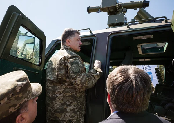 Presidente da Ucrânia Petro Poroshenko no centro de treinamento de — Fotografia de Stock