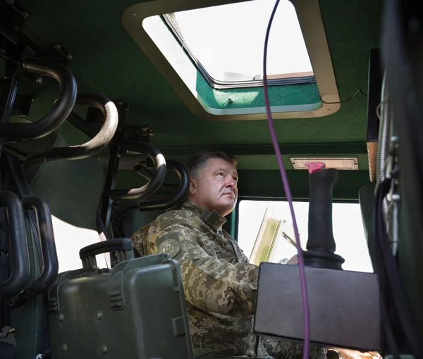 Presidente da Ucrânia Petro Poroshenko no centro de treinamento de — Fotografia de Stock