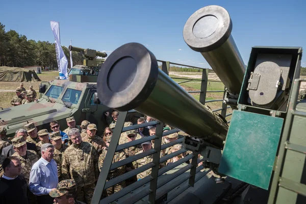 President van Oekraïne Petro Poroshenko in het midden van de opleiding van — Stockfoto