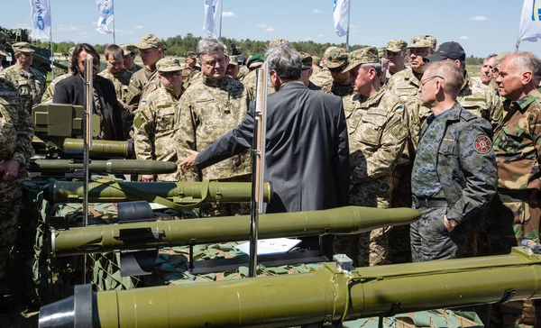 President of Ukraine Petro Poroshenko at the training center of — Stock Photo, Image