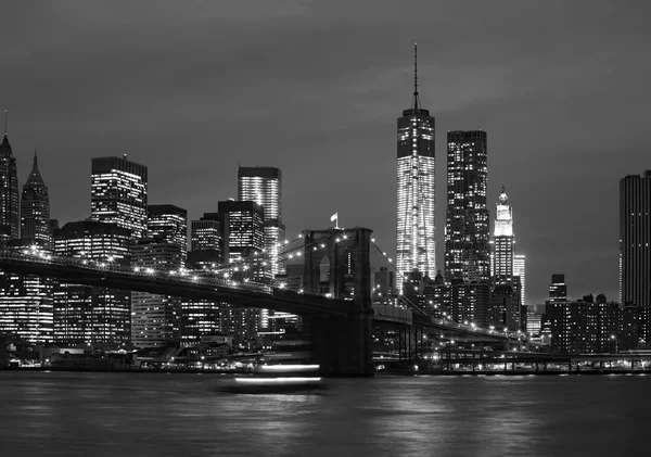 Manhattan à noite com luzes e reflexos — Fotografia de Stock