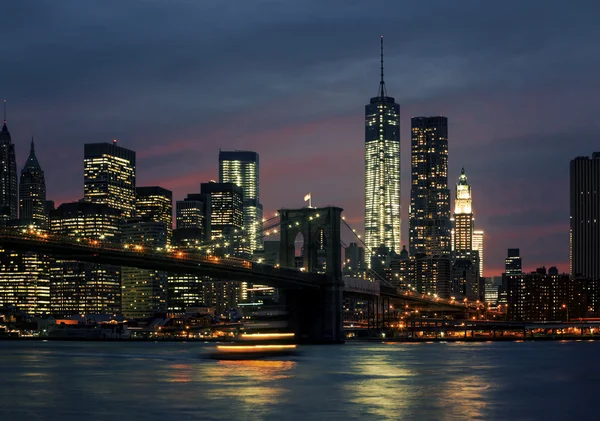 Manhattan la nuit avec lumières et reflets — Photo