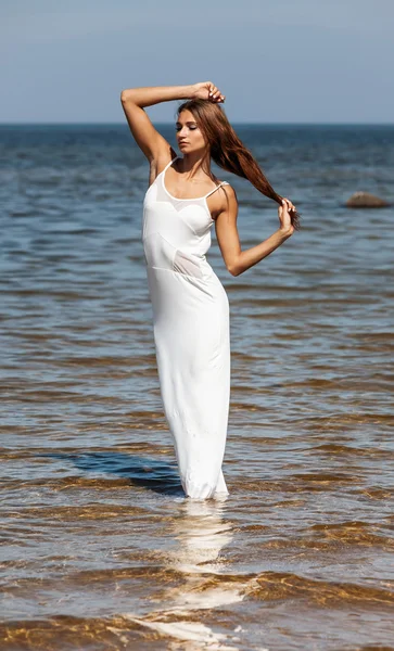 Mulher de vestido branco — Fotografia de Stock